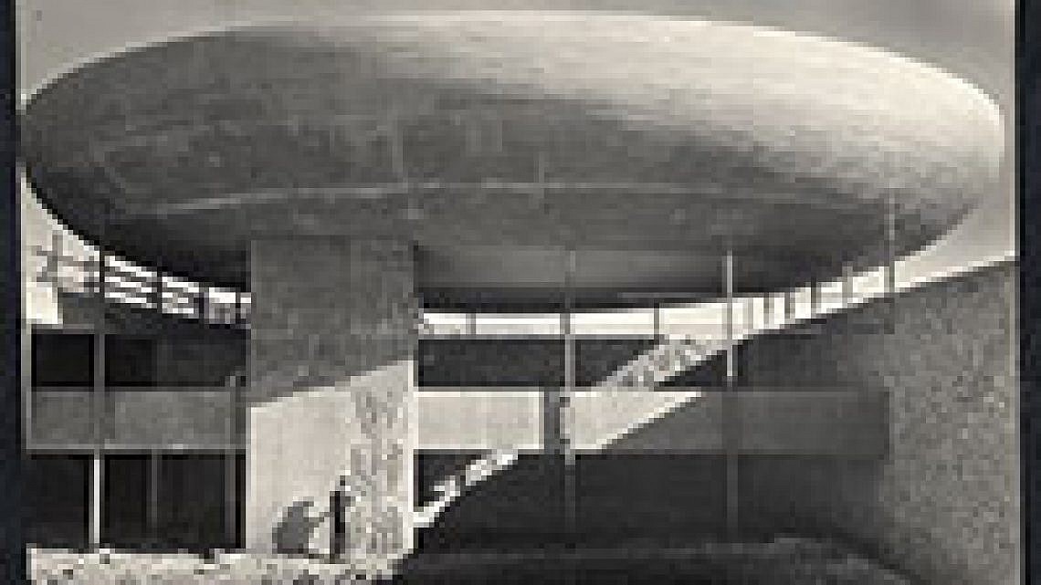 פרט מתוך "הרצאה של ארכיטקטורה" של צבי אלחייני ואהד פישוף. צילום: נחום זולוטוב