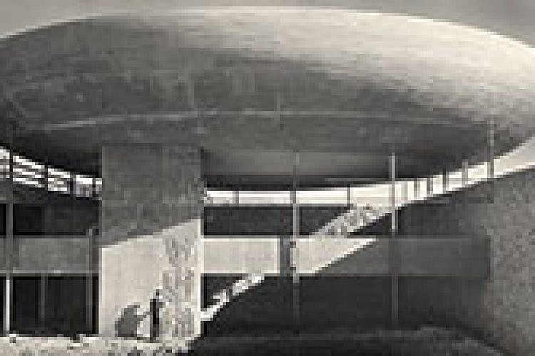 פרט מתוך "הרצאה של ארכיטקטורה" של צבי אלחייני ואהד פישוף. צילום: נחום זולוטוב