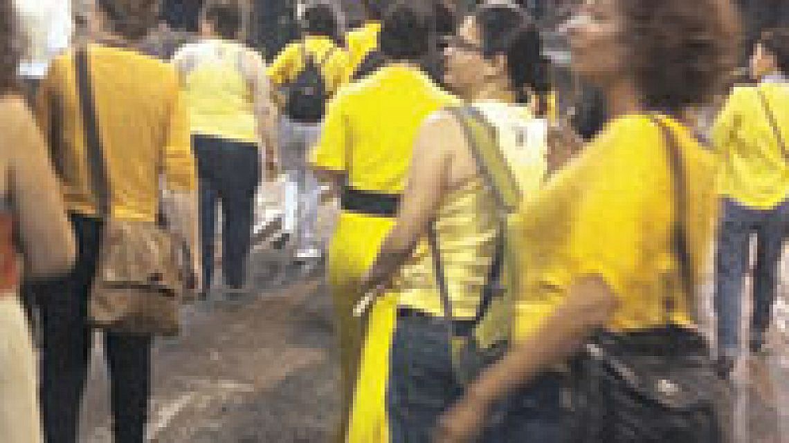 כנופיית נשים בצהוב