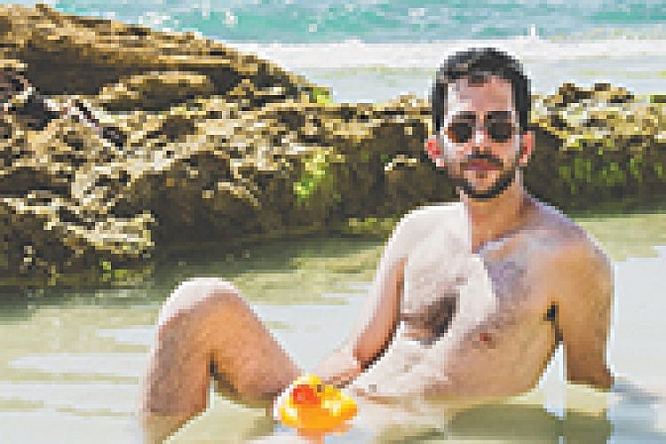ארי פינס מדגמן ברווז. צילום: יולי גורודינסקי