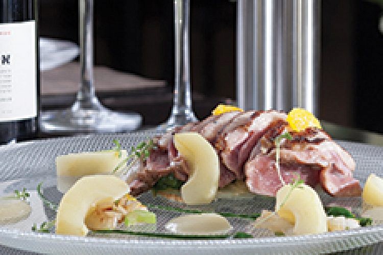 חזה אווז בקרם תפוחים, ליליות. צילום: אנטולי מיכאלו