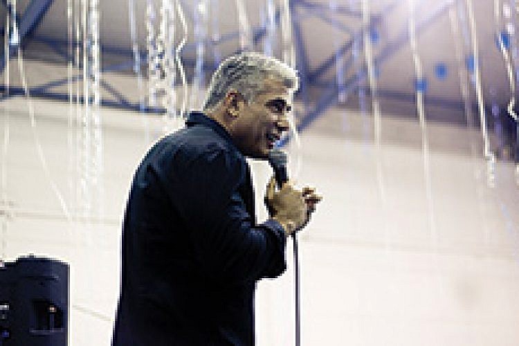 יאיר לפיד בתמונת קמפיין טיפוסית. צילום: זיו שדה