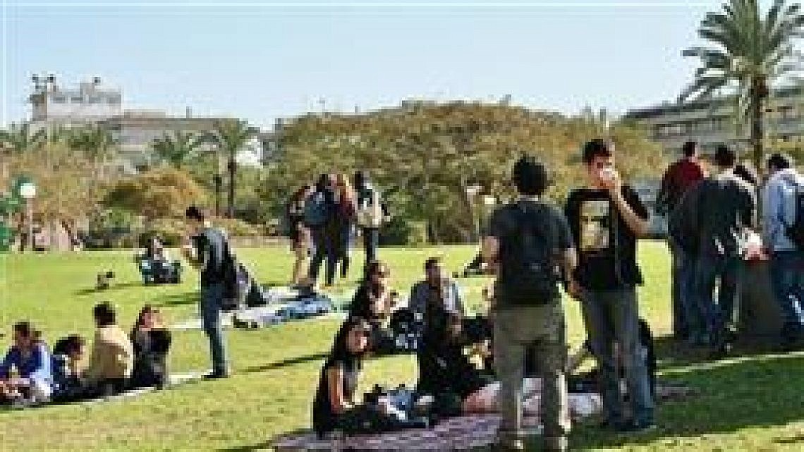 סטודנטים בהפסקת צהריים באוניברסיטת תל-אביב. צילום: שקד זיכלינסקי
