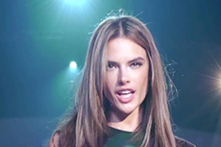 הדוגמניות של ויקטוריה'ס סיקרט בקאבר לטיילור סוויפט (צילום מסך מיוטיוב)