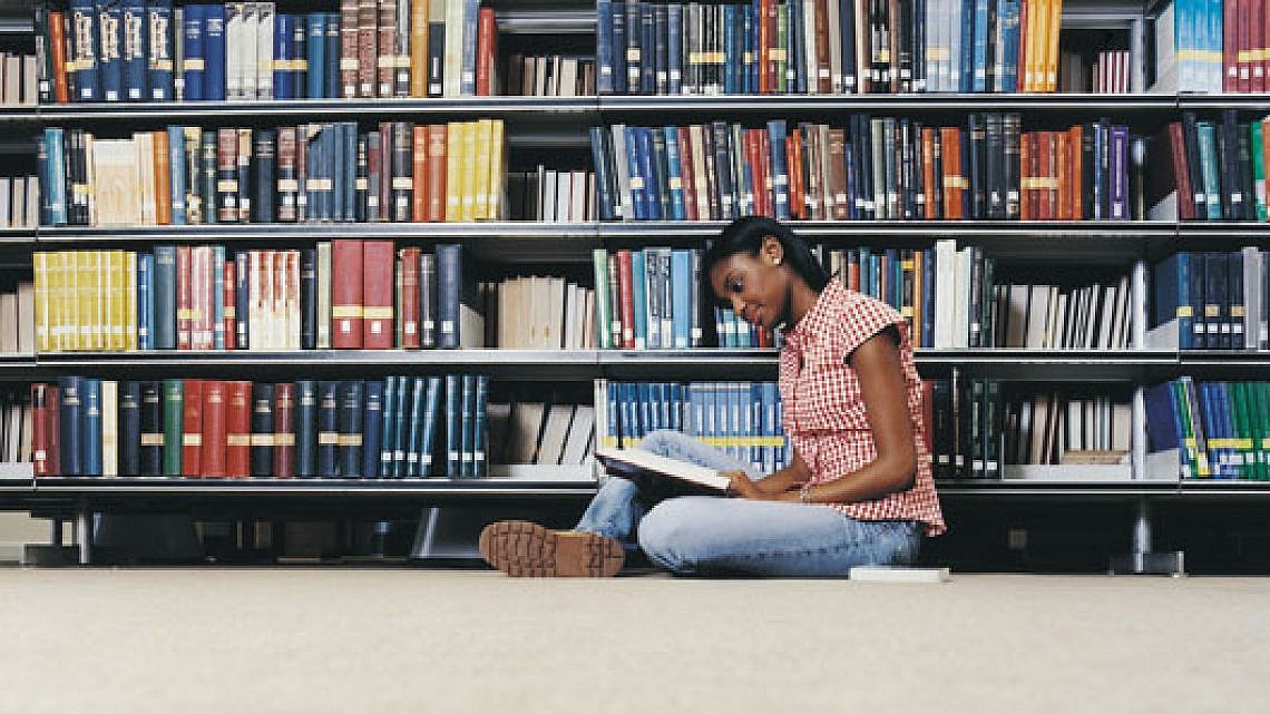 האם הנוער באמת לא קורא ספרים? (צילום: shutterstock)