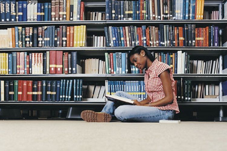 האם הנוער באמת לא קורא ספרים? (צילום: shutterstock)