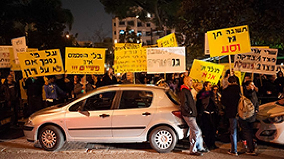 תושבי גבעת עמל מפגינים מול הבית של חולדאי. צילום: בן קלמר