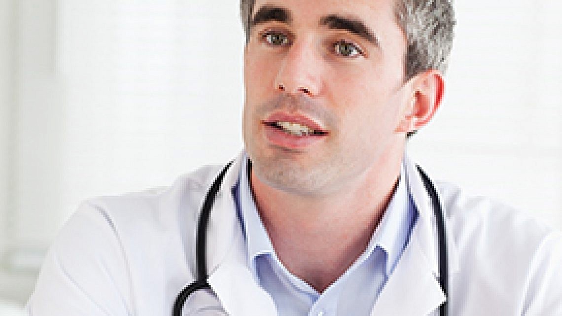 רופא מול חולה. צילום: Shutterstock