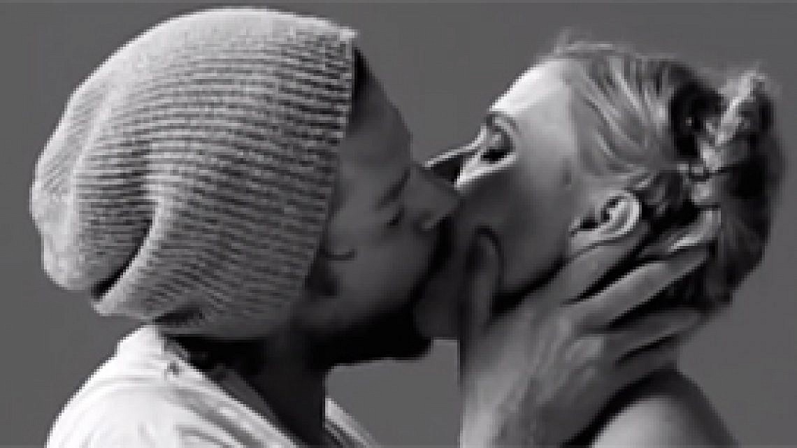 מתוך הסרטון "נשיקה ראשונה" (YouTube)