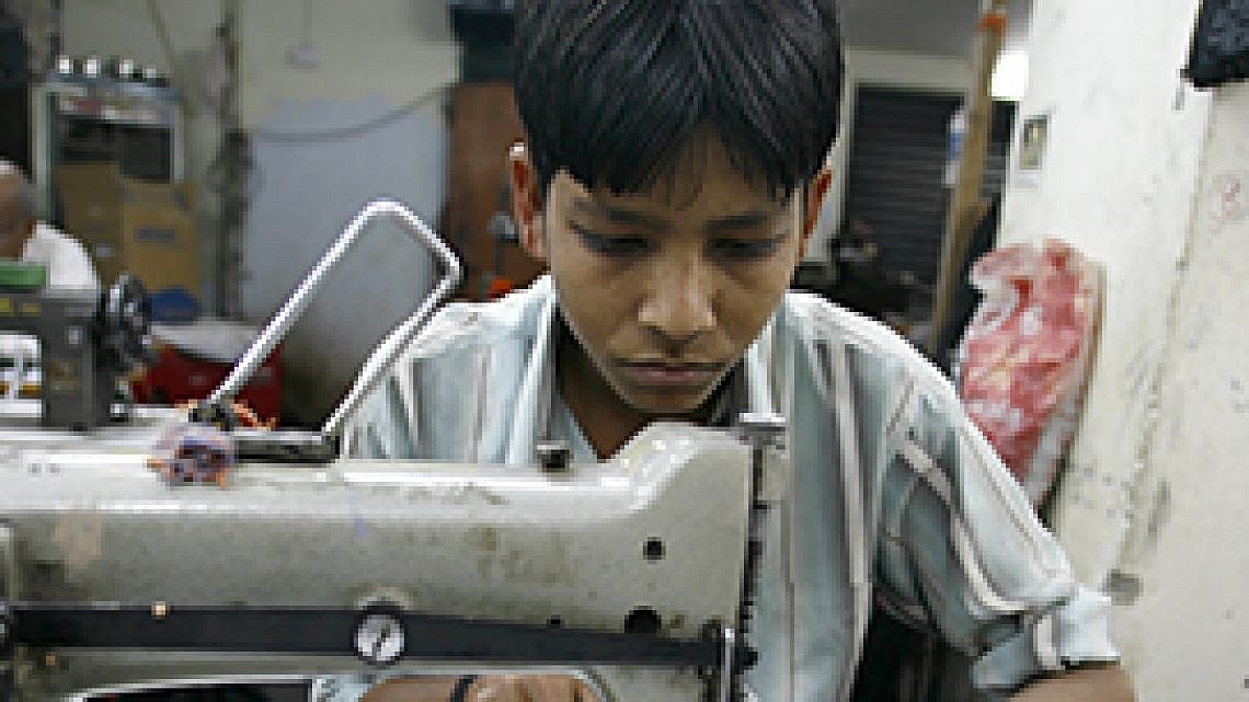 ילד עובד. צילום: Shutterstock