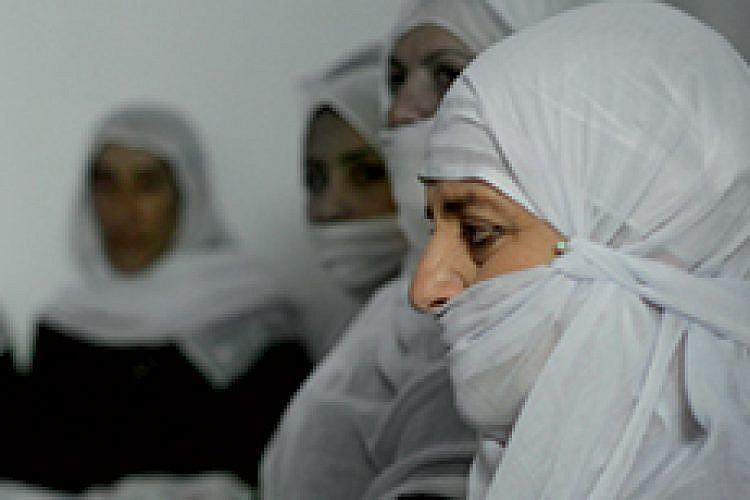 צופות בשידורים חוזרים של "הכפר". "ערבאני"