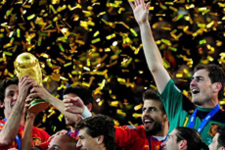 נבחרת ספרד מניפה את הגביע ב-2010. צילום: Getty Images