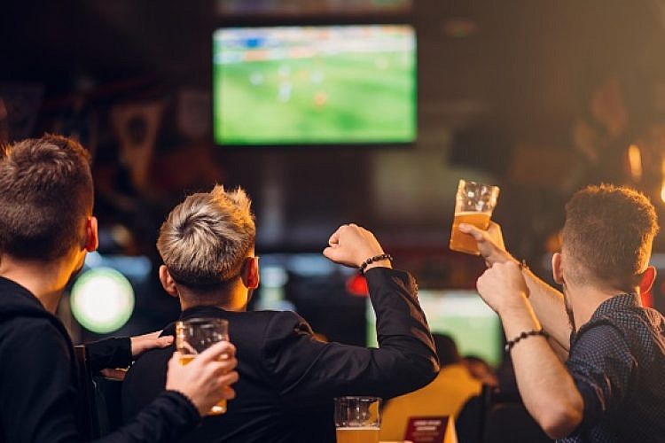 גברים רואים כדורגל (shutterstock)