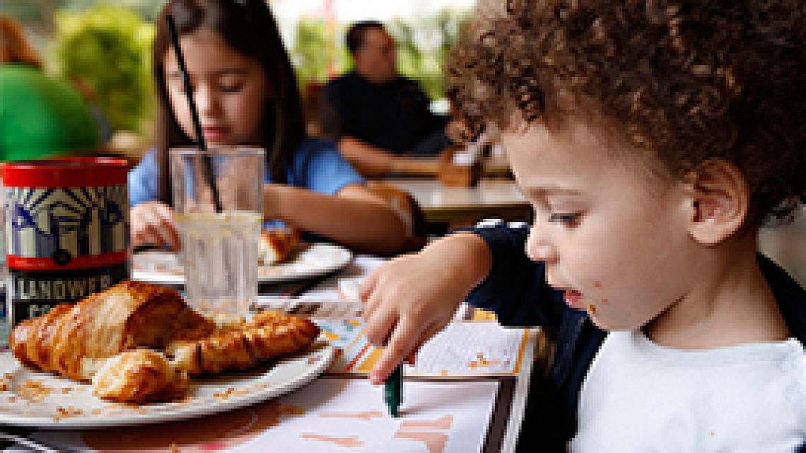 יושבים עם הילדים בלנדוור. צילום: דודו שמואלי