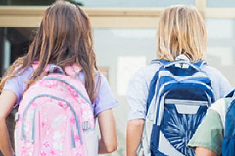 ילדים הולכים לבית ספר. צילום: Shutterstock