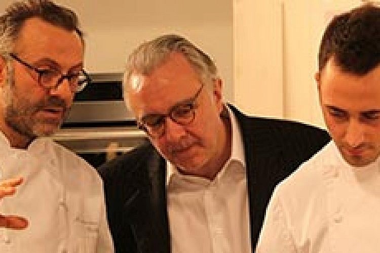 אלאן דוקאס (במרכז). צילום מסך (ויקיפדיה)