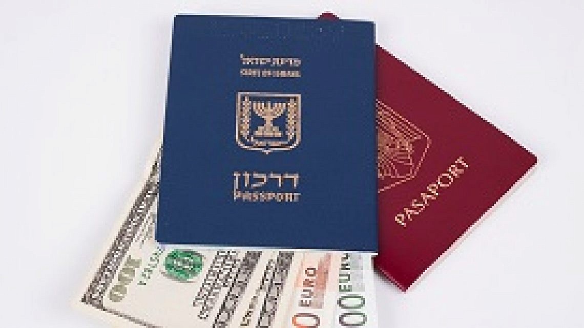 הקונפליקט שמעולם לא היה. דרכון ישראלי ורומני. צילום:  shutterstock