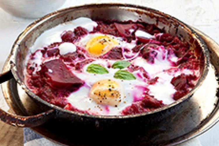shakshuka-festival-1-פסטיבל-השקשוקה--אחת-העם---שקשוקה-סלק-ויוגורט-עיזים---צילום-שרית-גופן-T