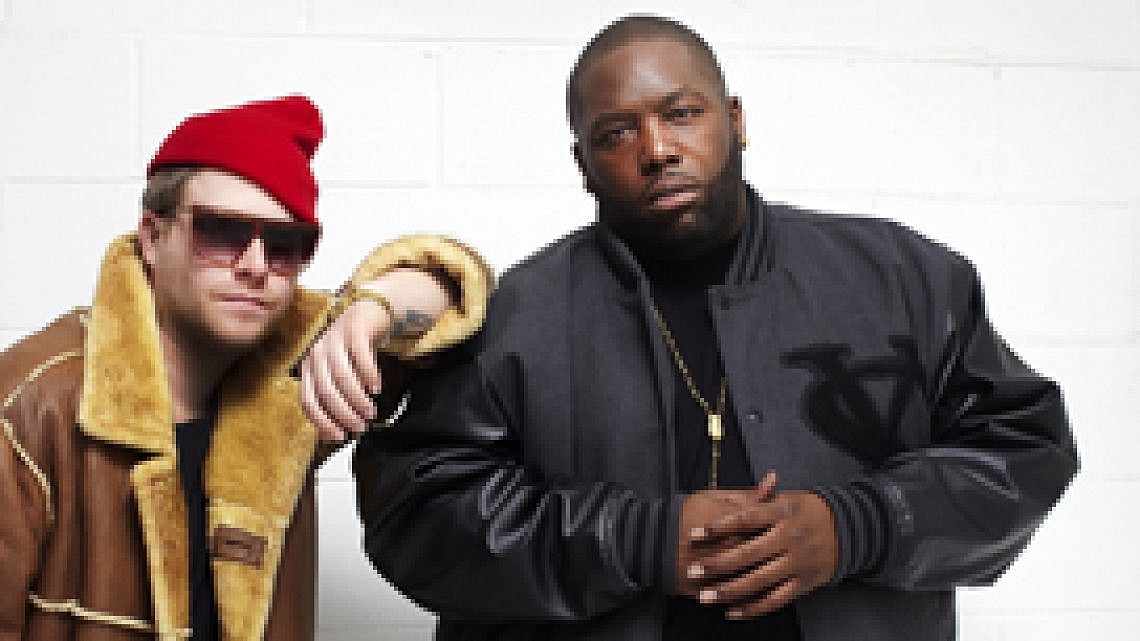 קילר מייק ואל-פי. קנבס שחור על לבן.