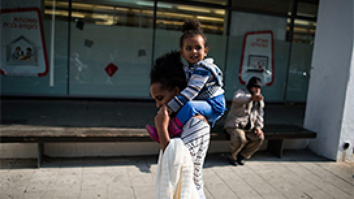 פליטה ובתה בדרום תל אביב. צילום: Getti Images