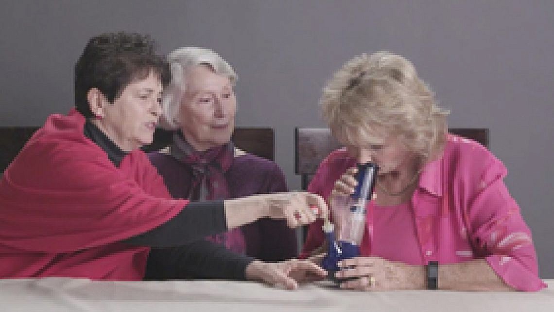 מתוך הסרטון "Grandmas Smoking Weed for the First Time"