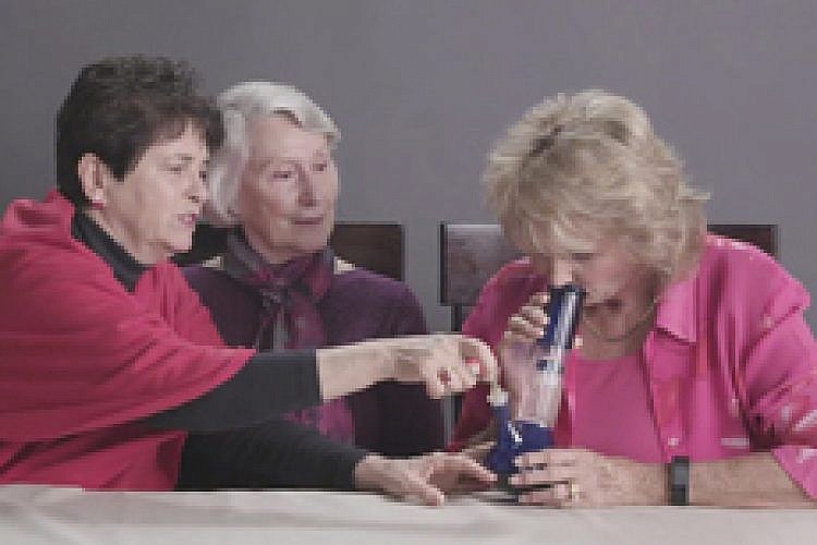מתוך הסרטון "Grandmas Smoking Weed for the First Time"