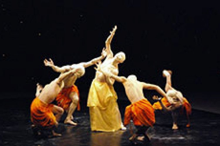 סנקאי-1-_a_state_of_flux_opera_house_Japanese Dance Troupe Sankai Juku-t