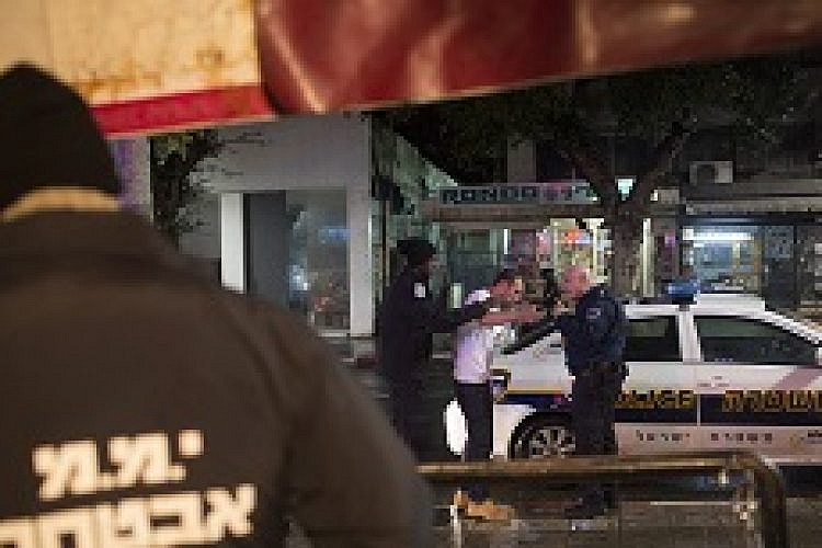 ידיים למעלה, על הראש. לילה שגרתי באלנבי 40. צילום: אורן זיו