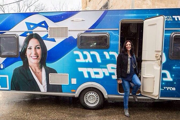 במקום שאליו אנחנו נוסעים לא צריך כבישים. מירי רגב והקרוואן (צילום: ליטל פרי)