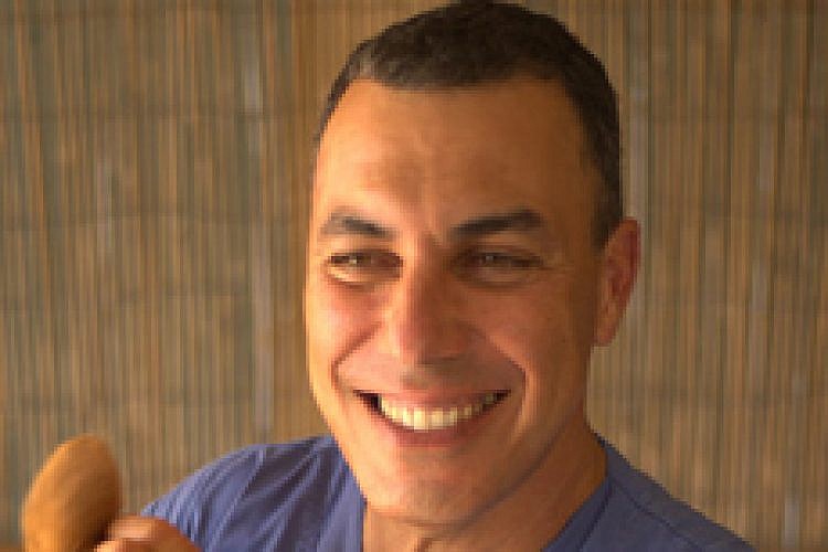 ד"ר אייל נחמיאס. ביתו הומה מנביחות