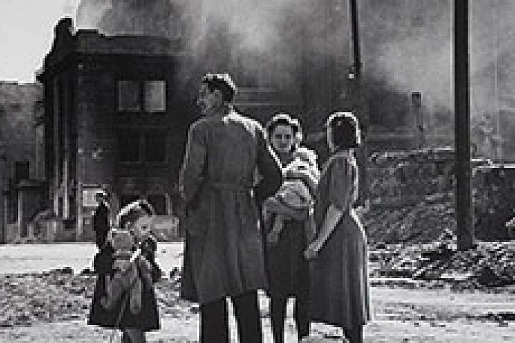Robert-Capa-photographer-Nuremberg-Germany-1945T