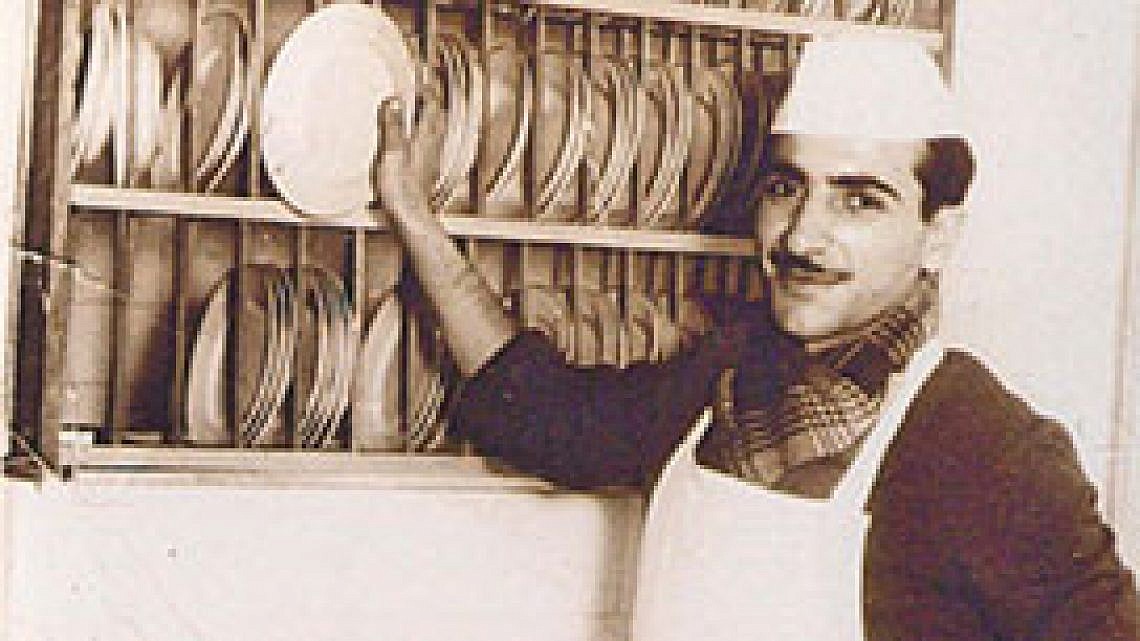 עזרא (עזורה) שרפלר במטבח המסעדה בשנות ה-60