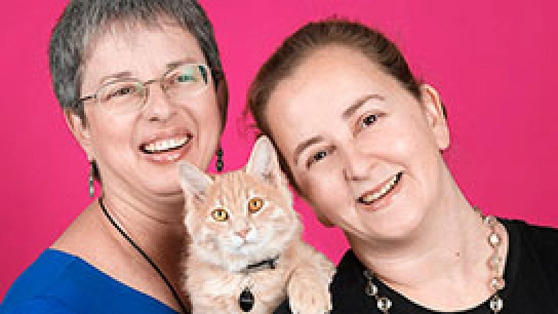 ריבי וריני. אוהבות את כל החתולים