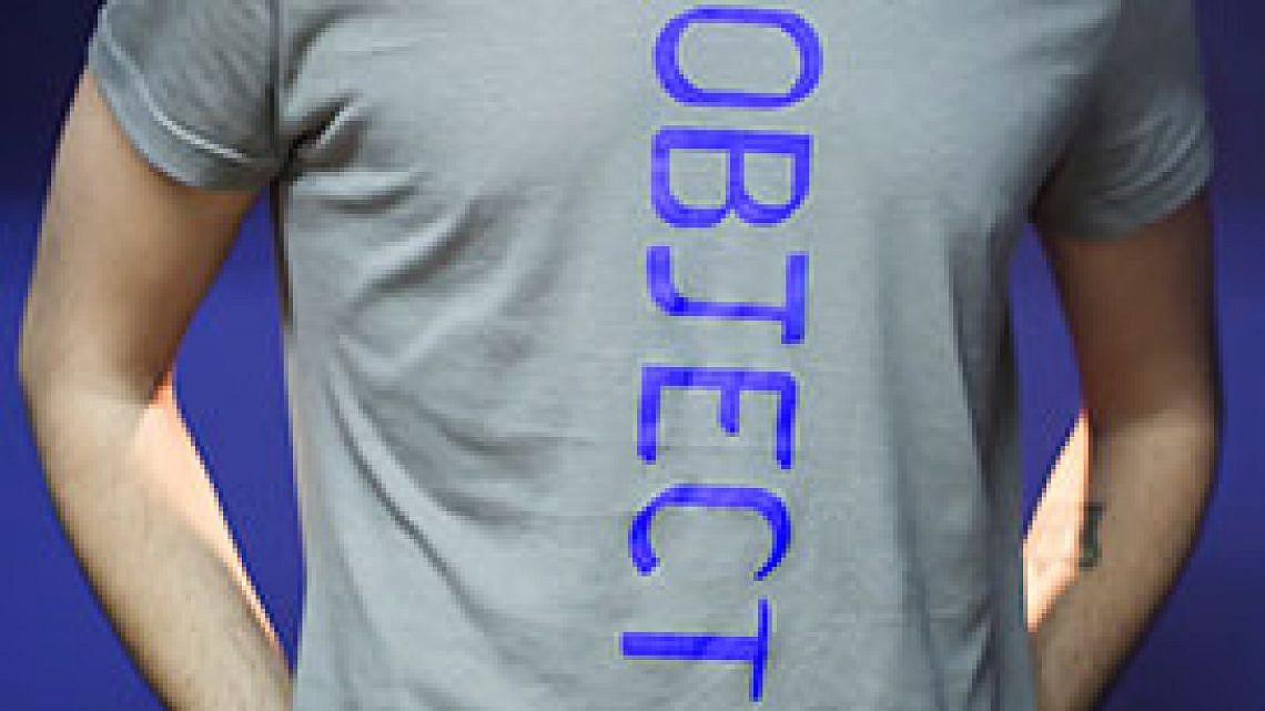 חולצת "Object" של קום איל פו. צילום: שני סקרלט־קגן