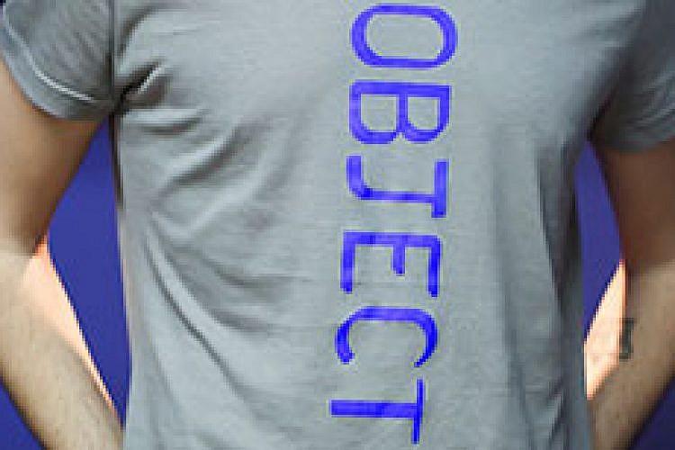 חולצת "Object" של קום איל פו. צילום: שני סקרלט־קגן