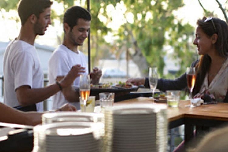 מיטרי-mitri-beers-brats-Antoly-Michaelo-מרפסת-צילום-אנטולי-מיכאלו-(1)-t