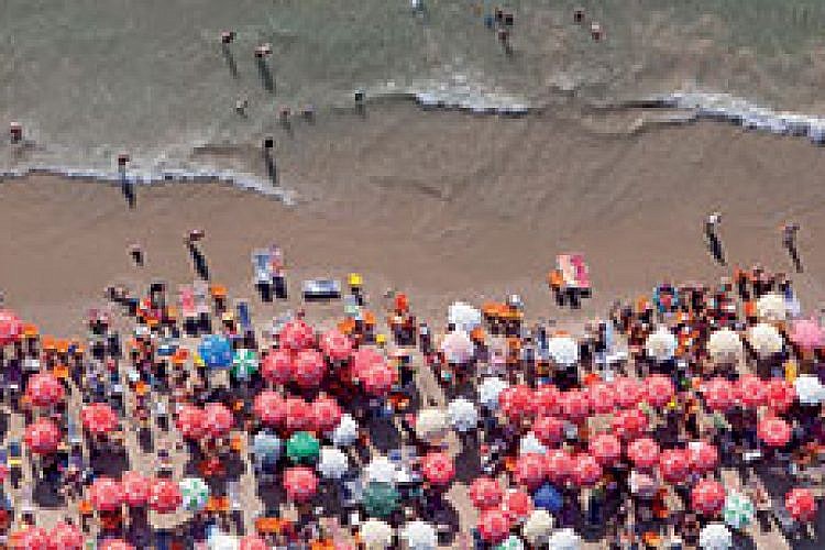 חוף תל אביבי. צילום: בן קלמר
