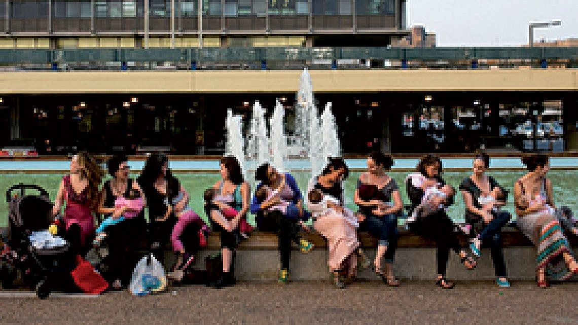 מחאת אימהות למען הנקה בכיכר רבין. צילום: יותם חנן