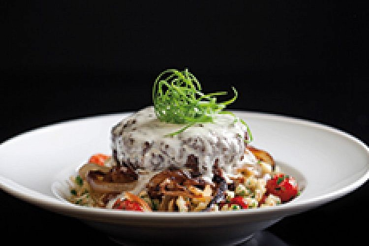 בורגר גבינה כחולה של דיקסי (צילום: דניאל לילה)