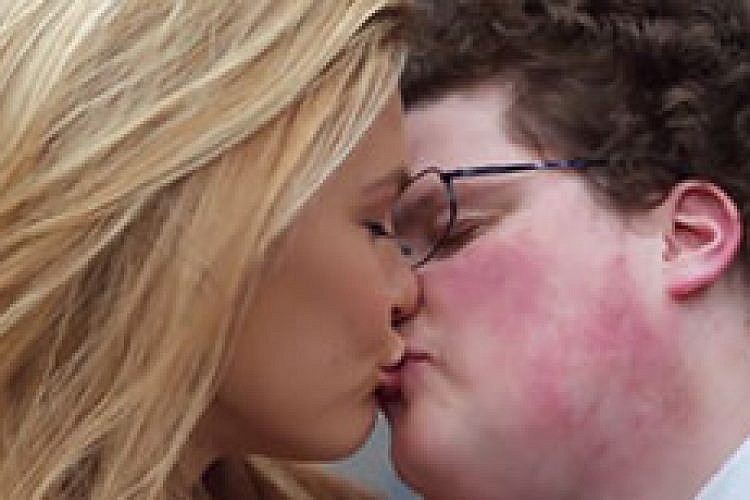 בר רפאלי מנשקת חנון בפרסומת בסופרבול