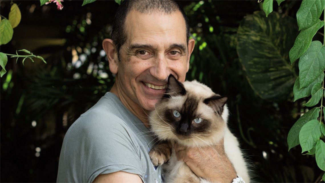 מיקי דיאמנט והחתול קסם. צילום: נמרוד סונדרס