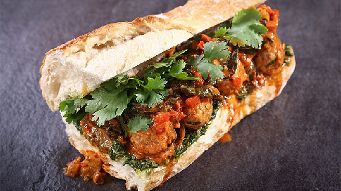 כריך קציצות דגים. צילום: דן פרץ