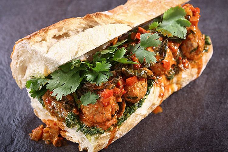 כריך קציצות דגים. צילום: דן פרץ