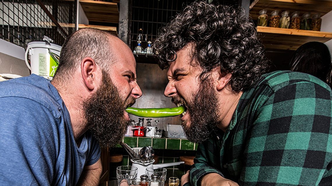 רואים שיש להם פלפל. עמית קלינג ומתן שרון אוכלים חריף. צילום: איליה מלניקוב