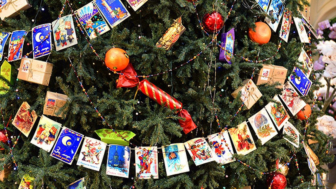 אין יור פייס סנטה קלאוס. עץ יולקה מסורתי. צילום: Shutterstock