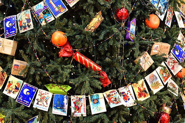 אין יור פייס סנטה קלאוס. עץ יולקה מסורתי. צילום: Shutterstock