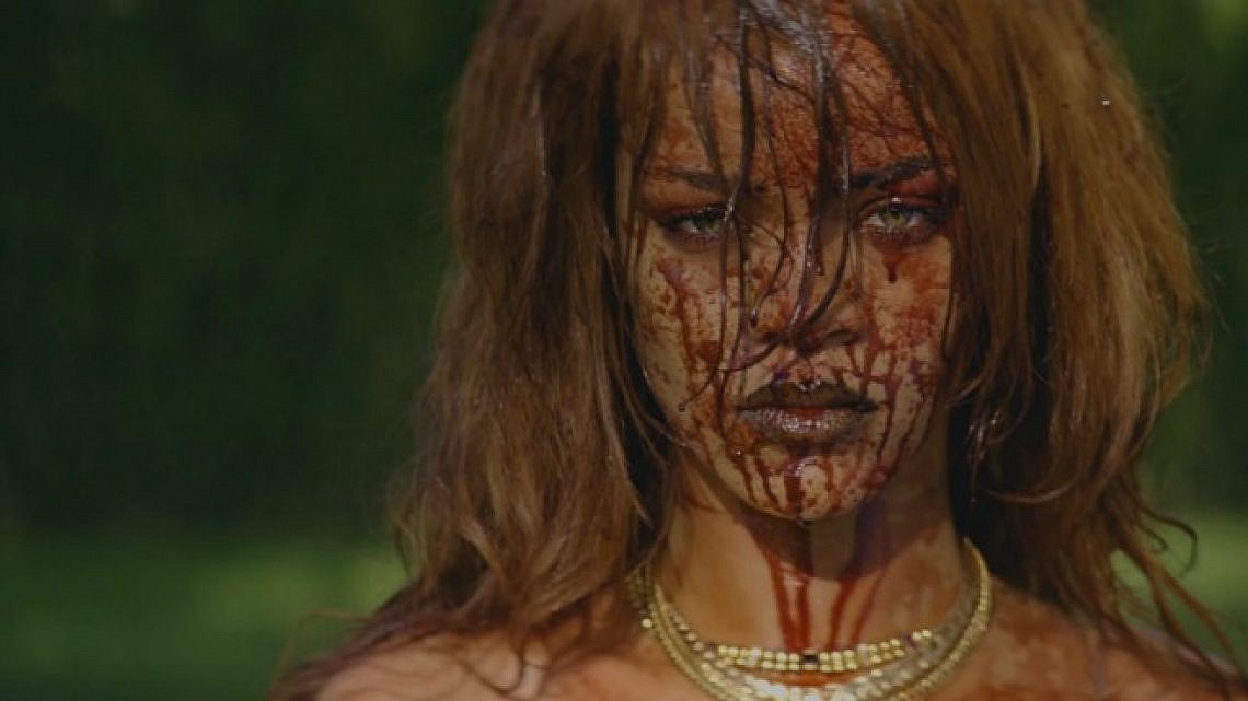 מוגזמת. ריהאנה בקליפ ל-Bitch Better Have My Money (צילום מסך)