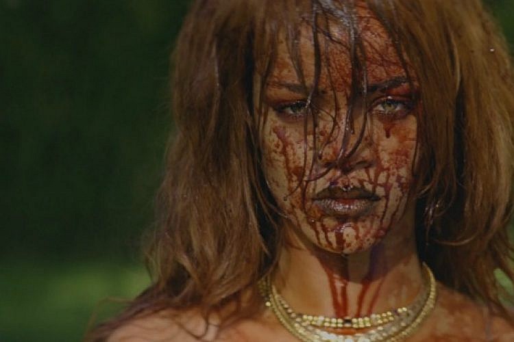 מוגזמת. ריהאנה בקליפ ל-Bitch Better Have My Money (צילום מסך)