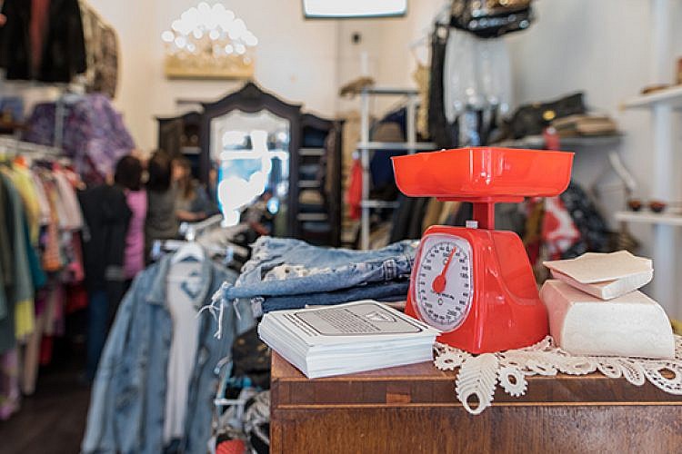 יד שנייה על המשקל. Buy Kilo (צילום: נמרוד סונדרס)