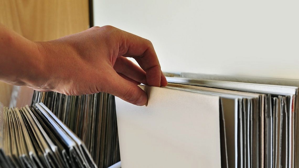 מתחפרים בתקליטים. צילום: Shutterstock